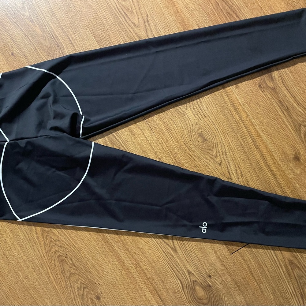 ALO Yoga Black/White Women's set - Picture 4 of 4
